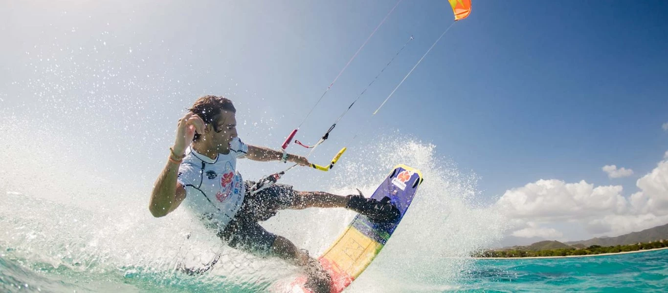 ΗΠΑ: Έπεσε πάνω σε φάλαινα ενώ έκανε kitesurf (βίντεο)